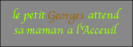Le petit Georges attend sa maman a l'acceuil